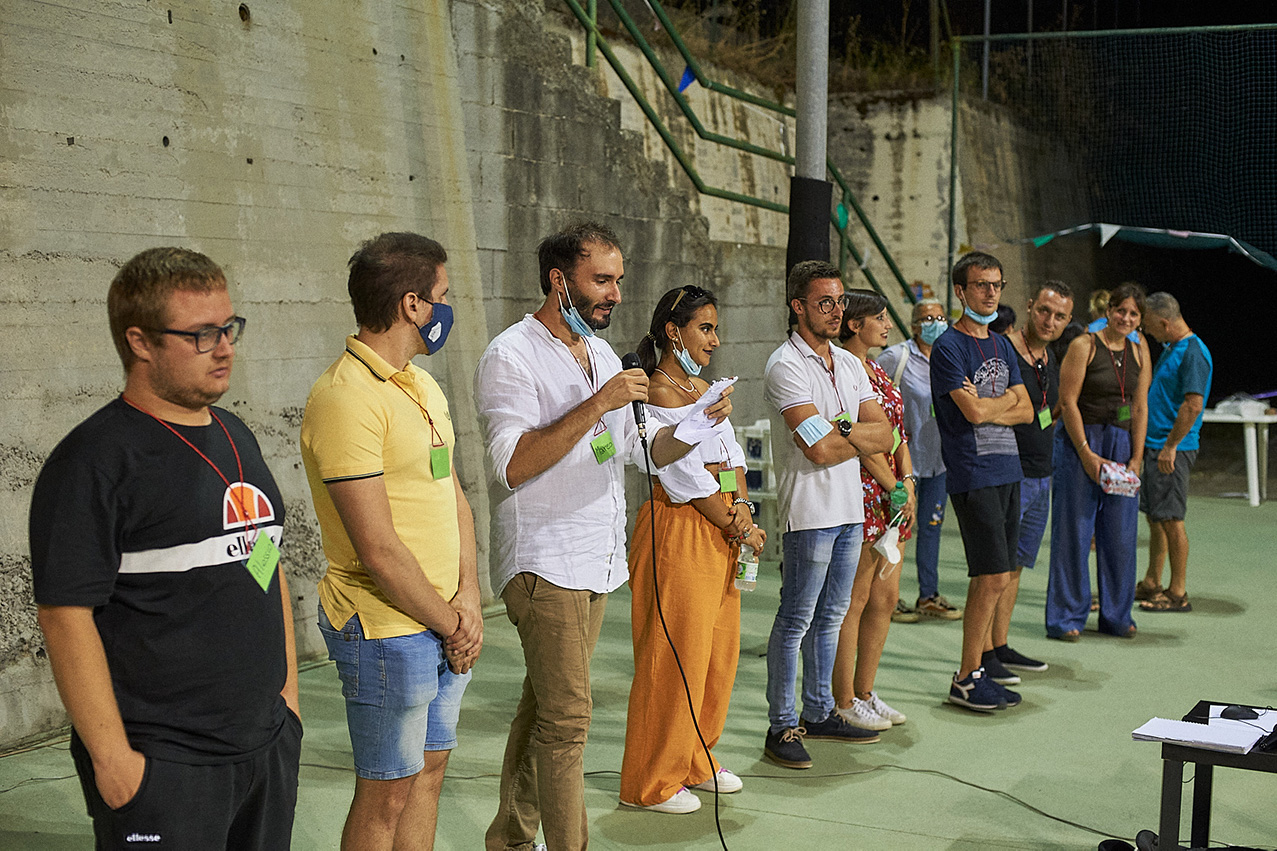 squadra del centro estivo Energyfun con i membri di Polygonal e ASD Julia - presentazione della serata con i genitori e i bambini del centro estivo