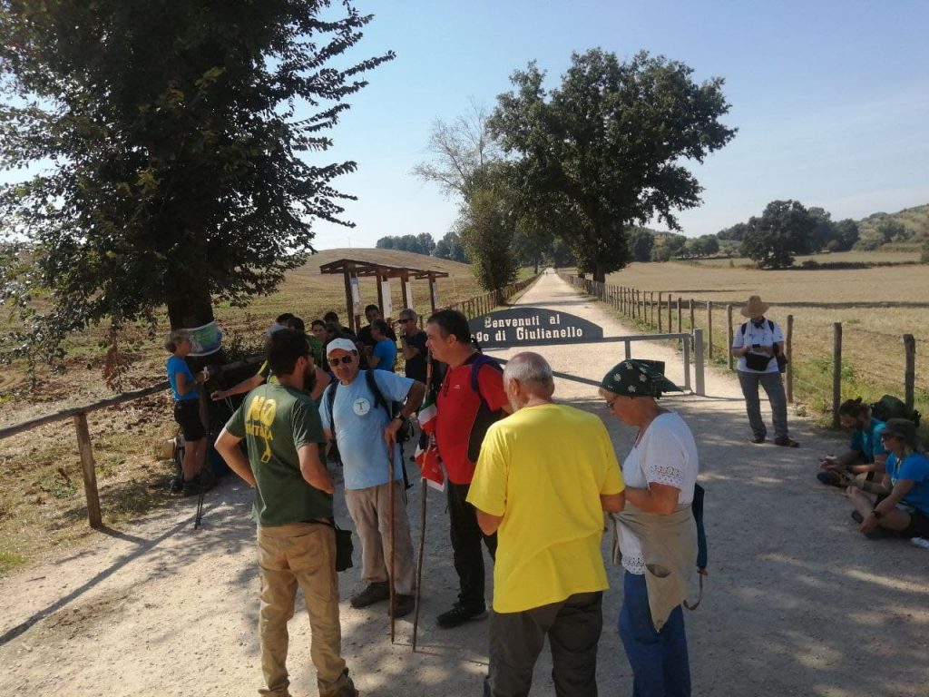 passeggiata di esplorazione civica con gruppo di persone che mappa beni naturali - nella foto la Via Francigena verso il lago di Giulianello (Ente Monumento Nazionale Lago di Giulianello)