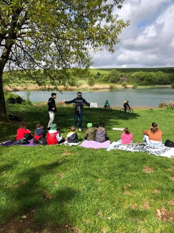 educazione ambientale mondo con bambini vicino al lago di giulianello