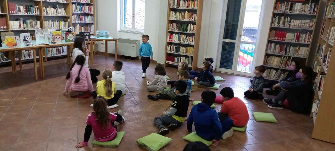 bambini in biblioteca